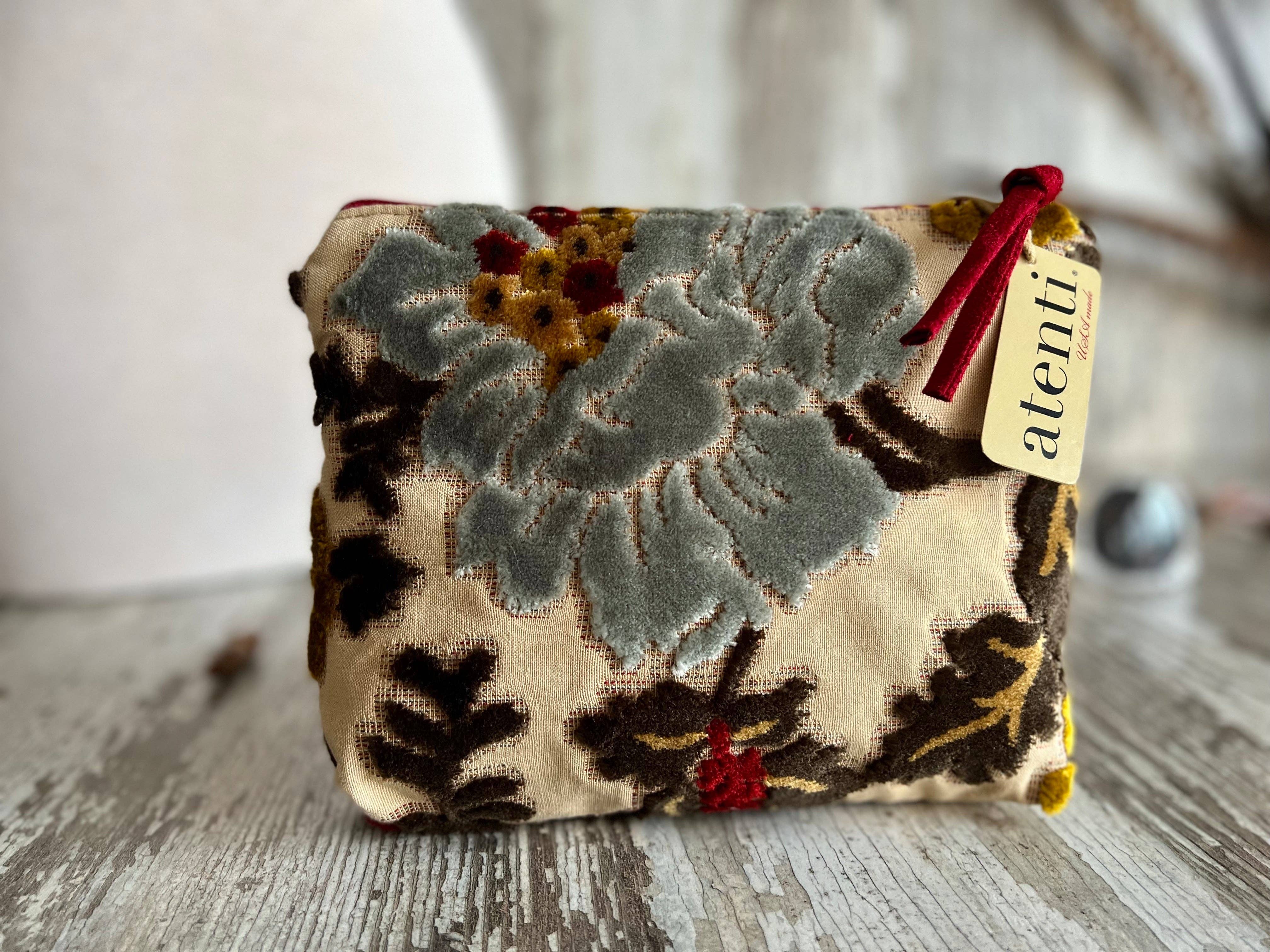 Amour shops Pouch