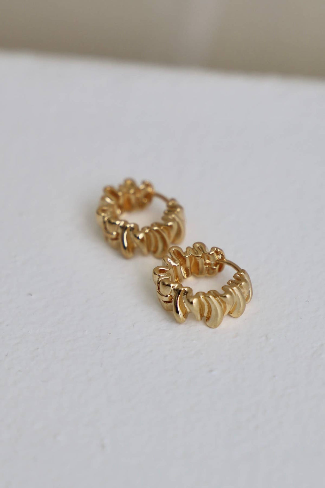 E1660G Gold Earrings-Sculpture Wavy Huggies