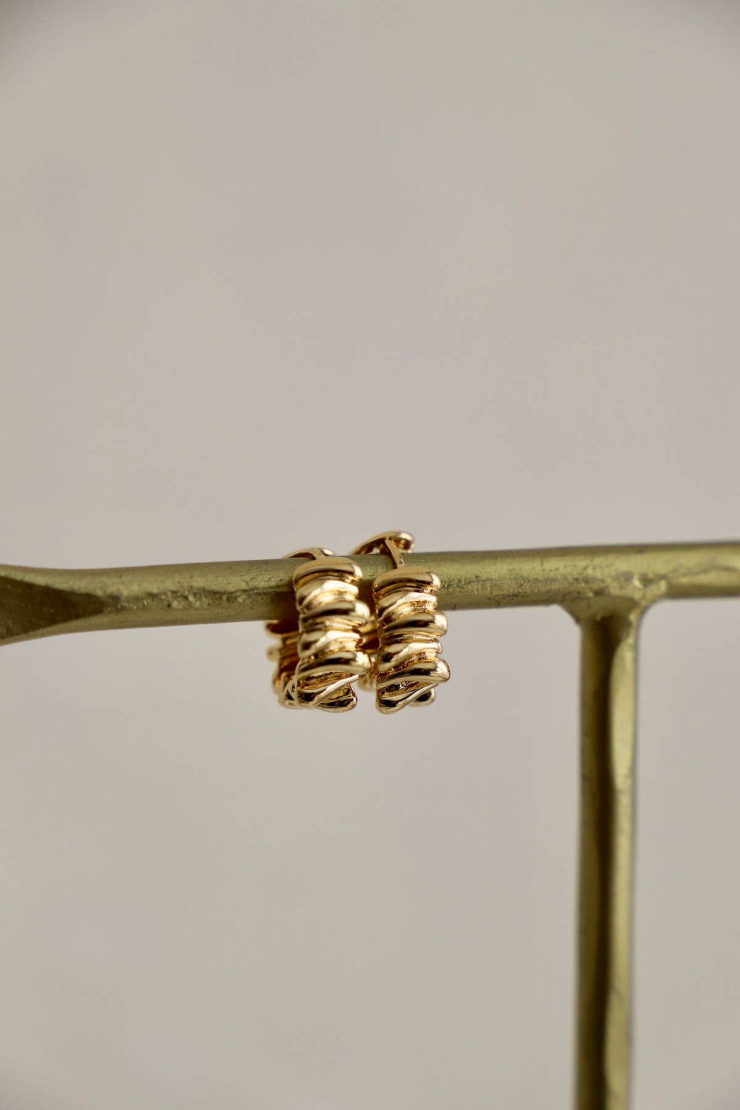 E1660G Gold Earrings-Sculpture Wavy Huggies