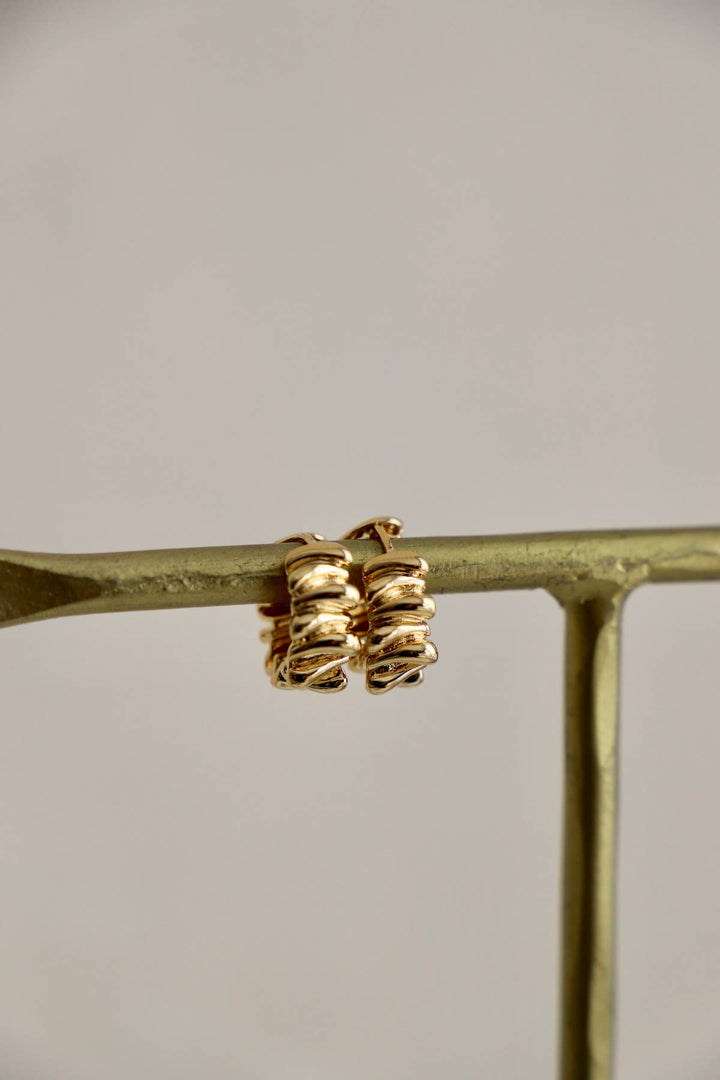 E1660G Gold Earrings-Sculpture Wavy Huggies