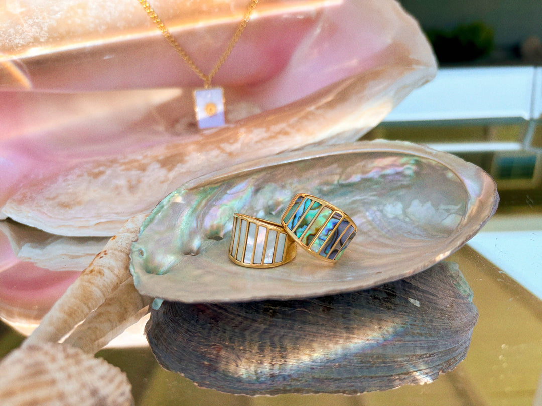 Ring-Cambria White Shell Statement: 7