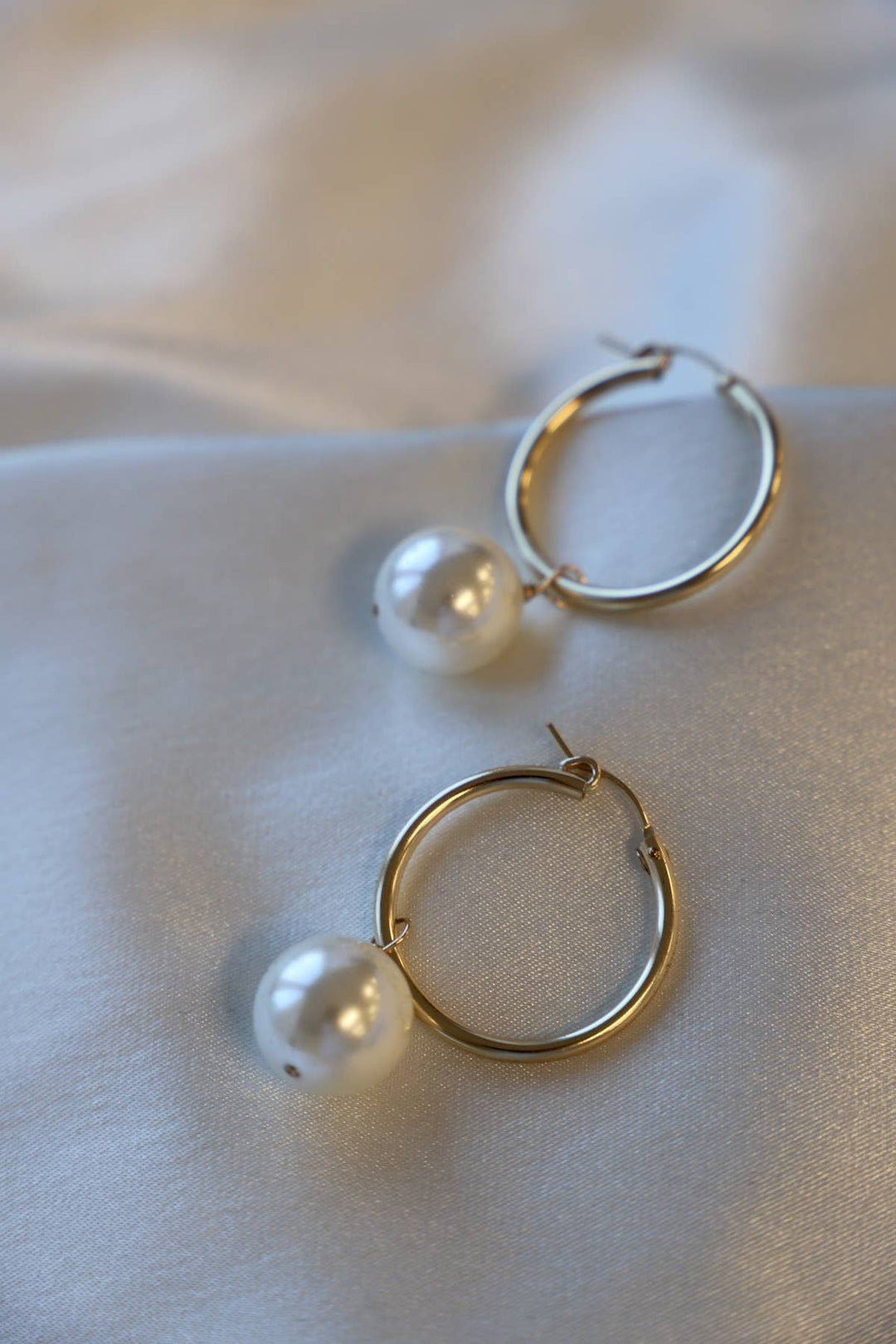 E1609G Gold Earrings-Oversized Audrey Pearl Hoops