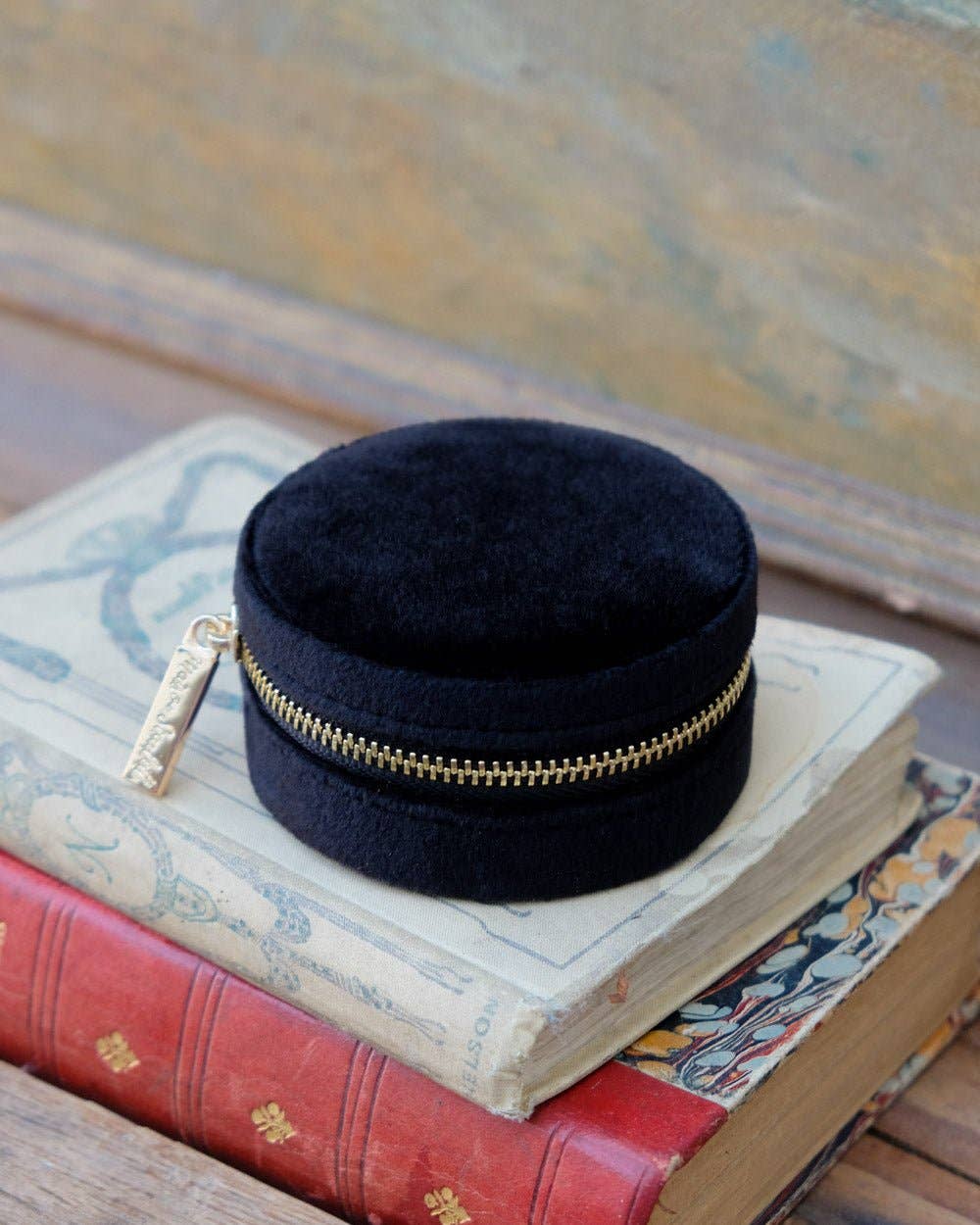Yvonne-Velvet Round Travel Jewelry Box